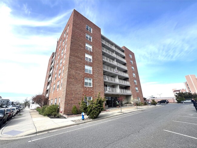 Building Photo - 855 E Broadway