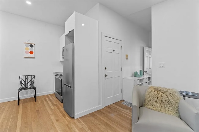 Building Photo - 402 E 7th St