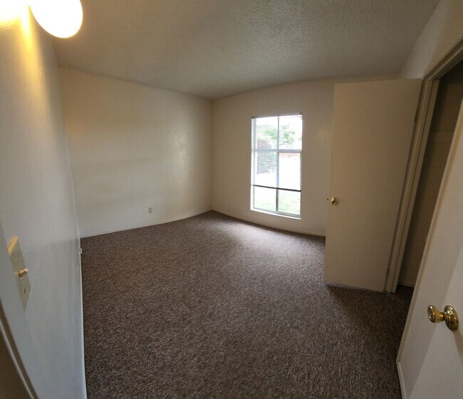 Building Photo - 4 bed 2 bath spacious home with 2 car garage in SLO!