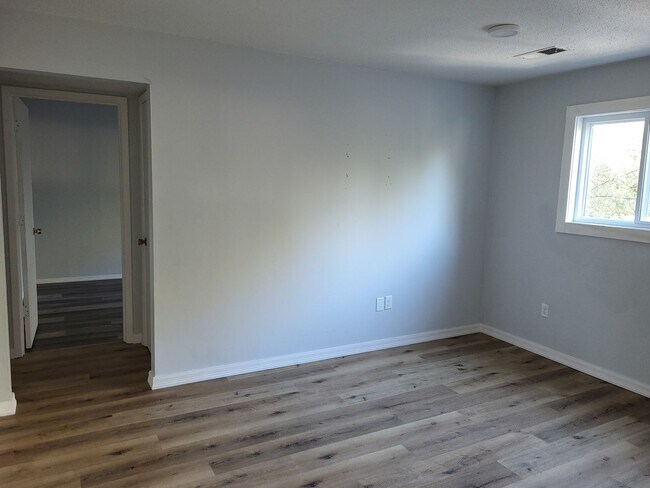 Building Photo - 2 bedroom 1 bath apartment for rent in Wamego KS
