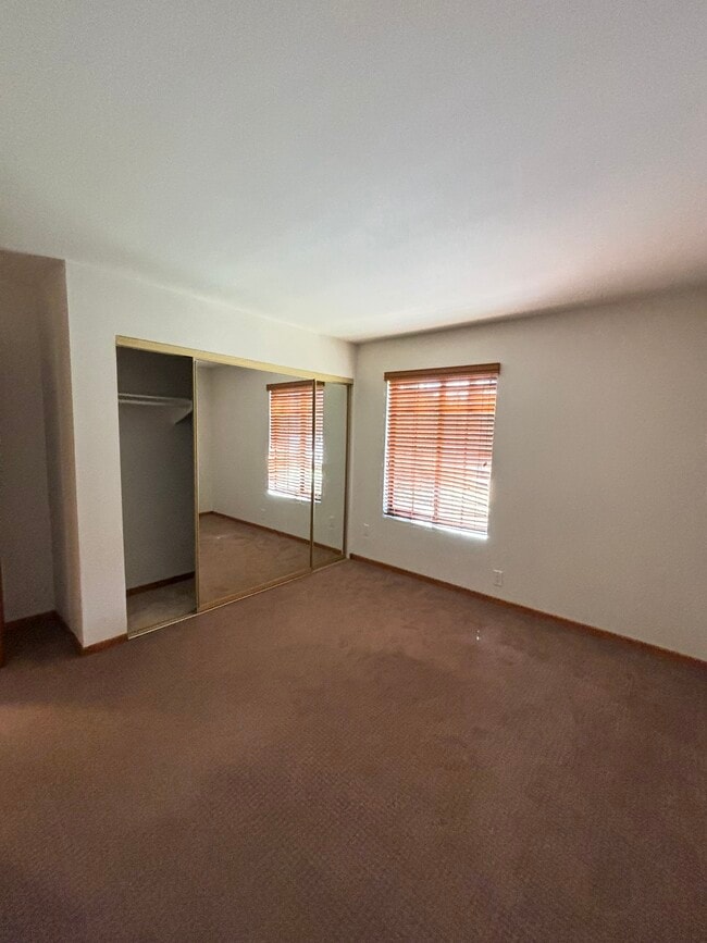 Building Photo - 8860 Villa La Jolla Dr