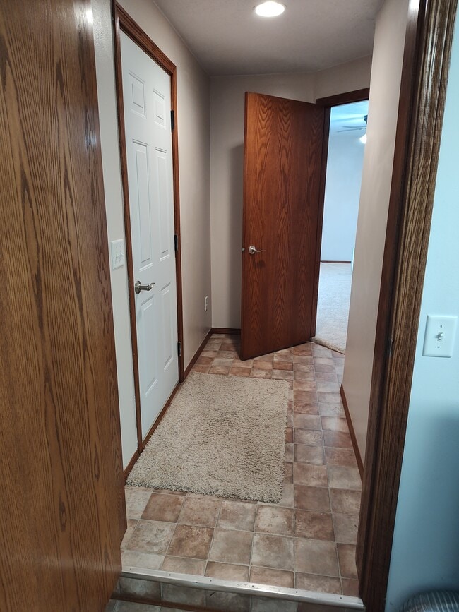 Building Photo - 5710 S Shore Dr