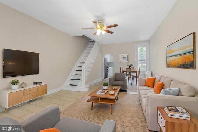 Building Photo - 2323 E Cambria St