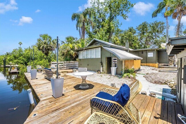 Building Photo - 2027 Panama Dr