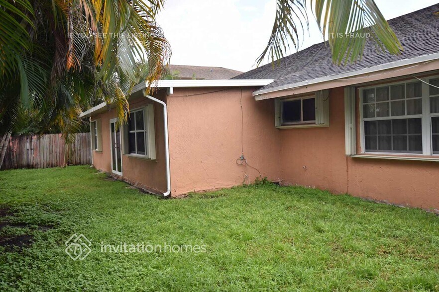 Building Photo - 9811 SW 13th Ct