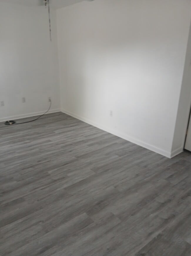Building Photo - 2042 Carol Sue Ave