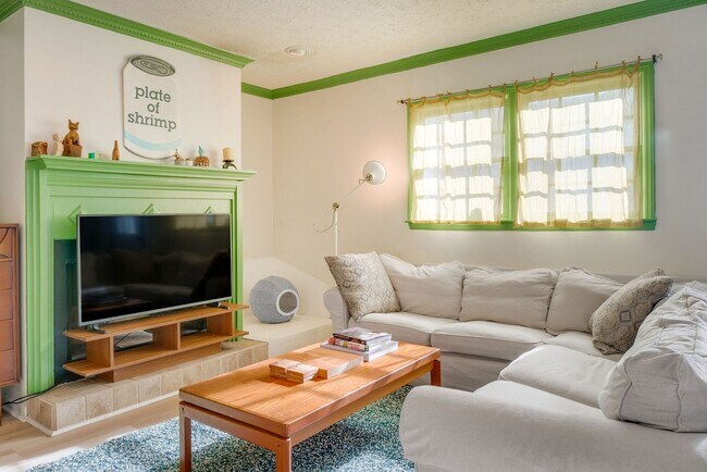 Building Photo - Convenient to campus and Five Points- Jamestown condo for rent