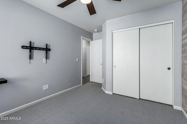 Building Photo - 4104 E La Salle St