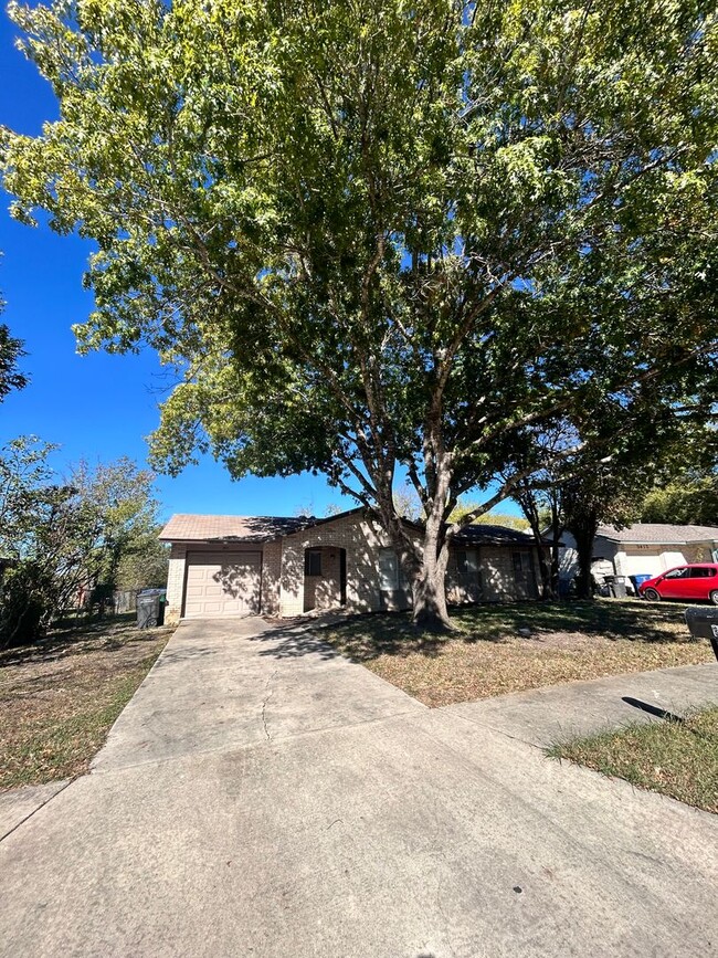 Building Photo - CUTE 3 BEDROOM HOME FEATURING 2 LIVING ARE...