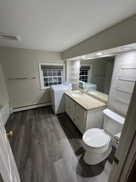 Building Photo - 24 Ash St