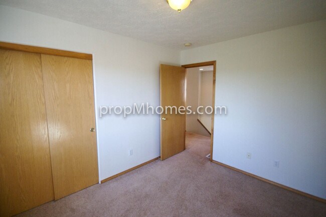 Building Photo - Beautiful Three Bedroom Townhouse - Prime Clackamas Location!