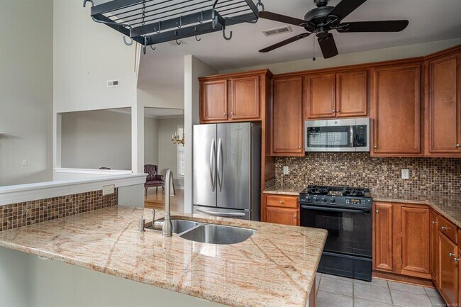 Building Photo - 421 Suri Dr