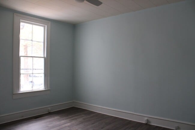 Building Photo - 404 Vance St NE