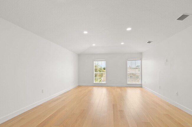 Building Photo - 5947 Ridge Lake Cir