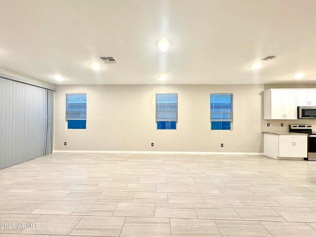 Building Photo - 1325 S 223rd Dr