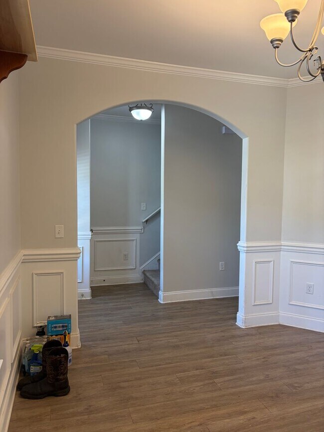 Building Photo - AVAILABLE NOW! (Pet Friendly)