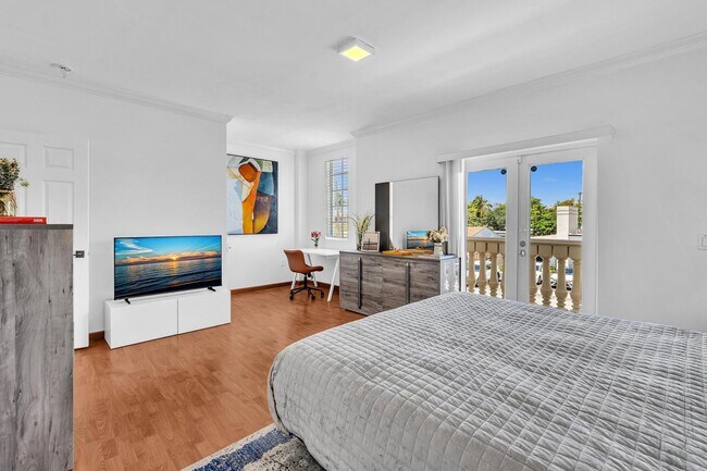 Building Photo - Fully Furnished Townhome in East Hollywood!