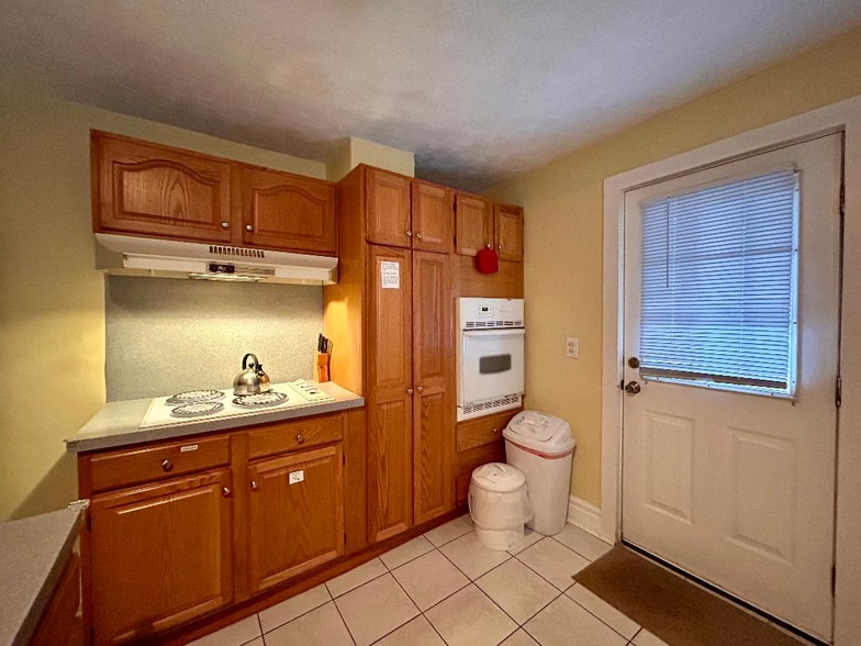 Kitchen (picture two) - 100 Isaac Rd