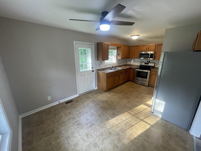 Building Photo - 321 Rossview Rd