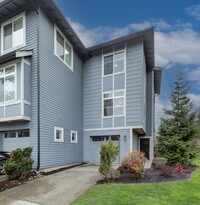 Building Photo - Gorgeous 3BR/2.5 BA Town Home.