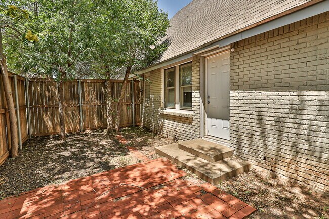 Building Photo - Large 2 story Home