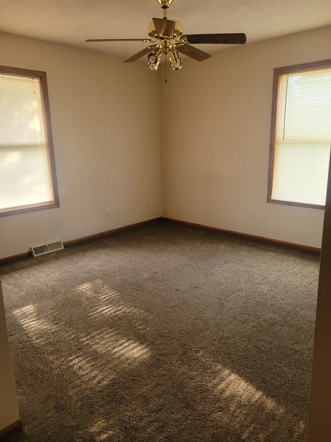 Building Photo - Sunnyslope Dr