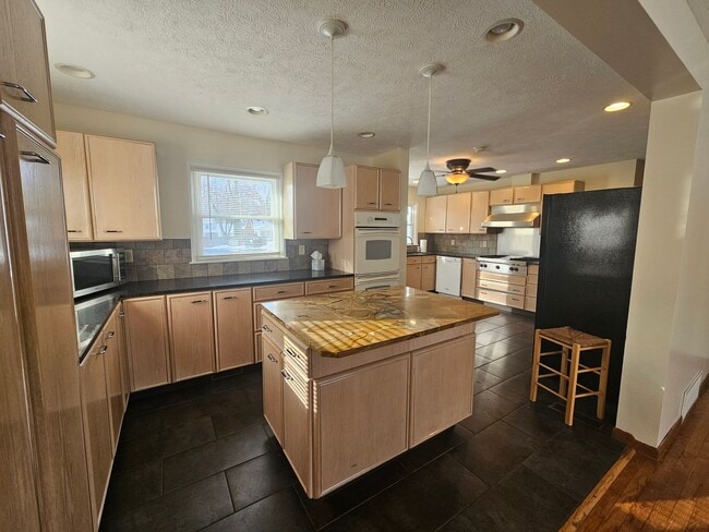 Building Photo - 120 Luther Ave