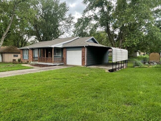 Building Photo - Great Location 3 bedroom 1 bath 1car garage