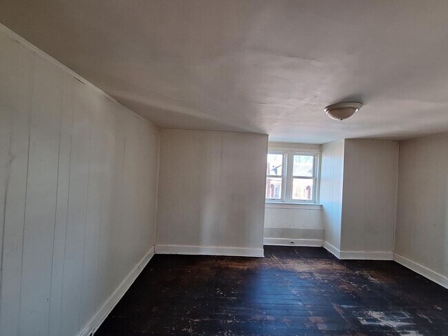 Building Photo - Pet Friendly 5 Bedroom Home in York!