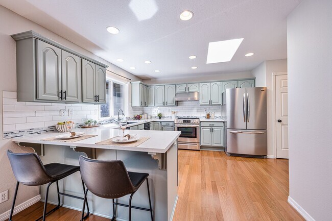 Building Photo - BEAUTIFUL 5 Bedroom Home in the Sought-After Hillshire Estates of Bull Mountain