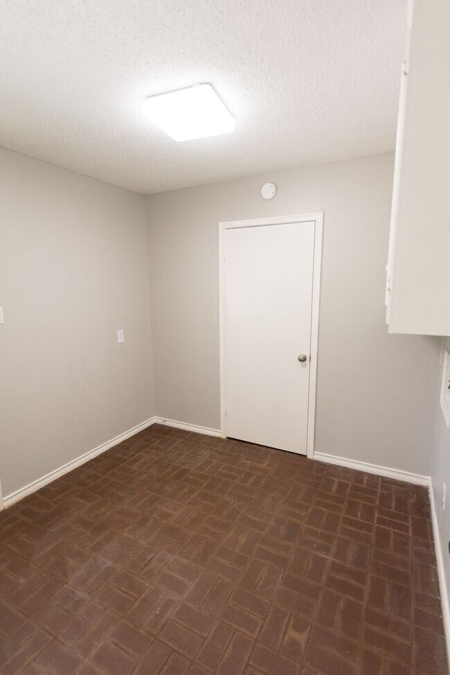 Building Photo - 1825 Courtney Dr