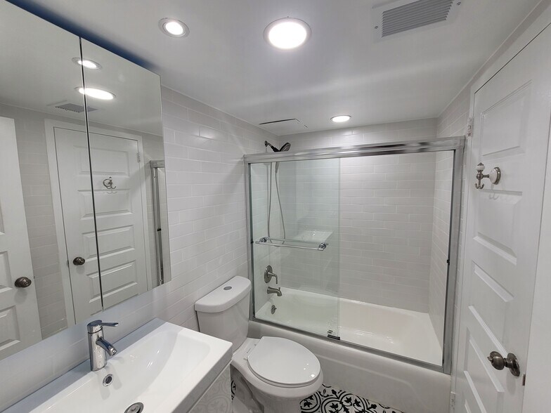 Building Photo - 4242 East West Hwy