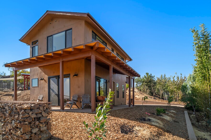 Building Photo - 3605 1/2 Fortuna Ranch Rd