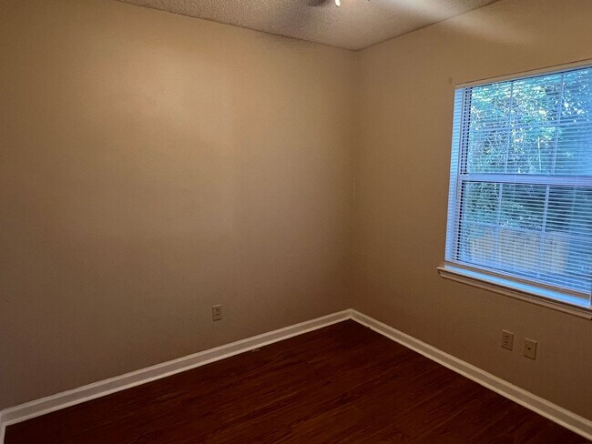 Building Photo - Two Story 3BR 2.5 Bath Available Early Sep...