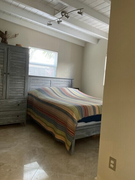 Building Photo - 6364 SW 33rd St