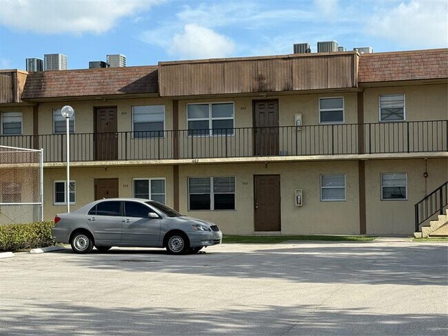 Primary Photo - 402 Lakeside Dr