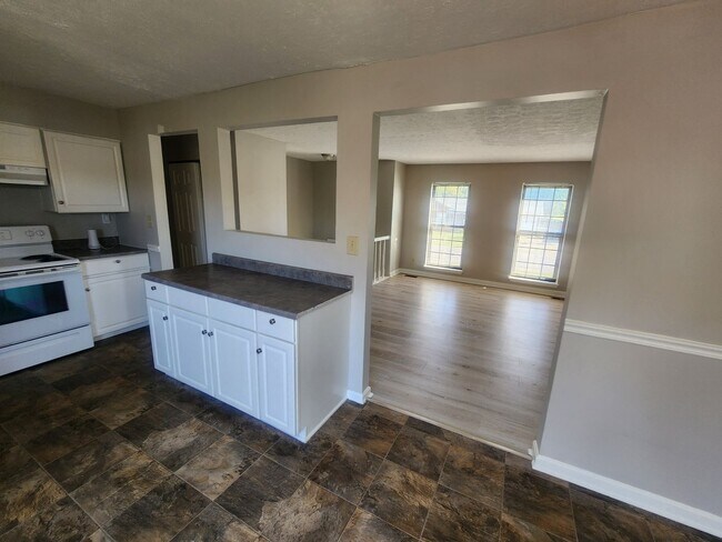 Building Photo - Lovely 4 bedroom 2 full bath bi-level home with large garage