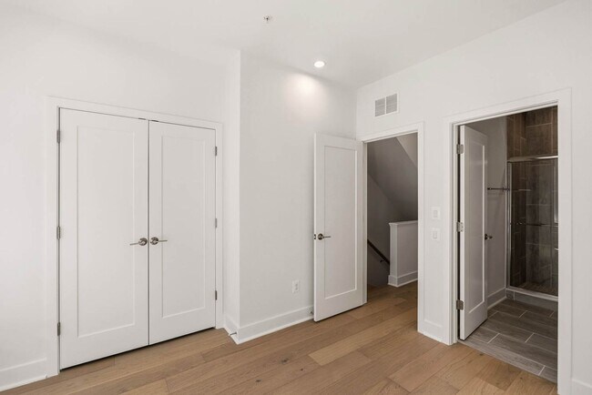 Building Photo - Bloomingdale Townhome | 3 Bed + Den | 3.5 Bath | 1,800 Sf | Large Private Rooftop Deck & Balcony ...