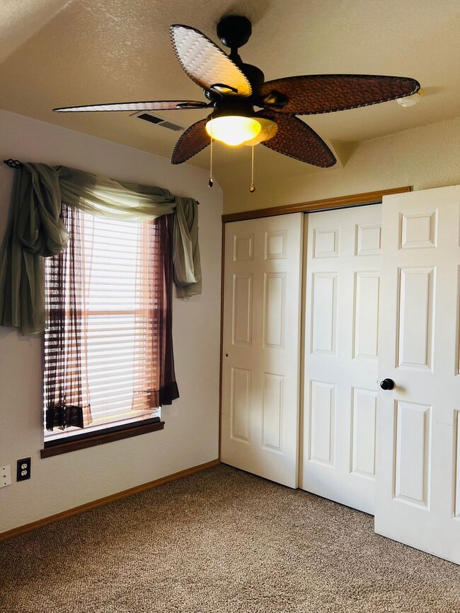 Building Photo - 3 Bed - 2 Bath - Fenced Yard