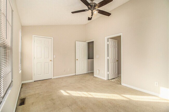 Building Photo - 2BR/2.5BA End Unit Off of Fairington Pkwy!