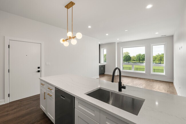 Building Photo - 420 E 50th Pl