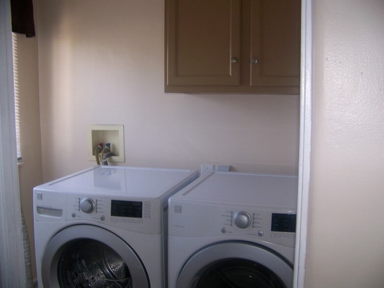 Building Photo - 2500 S Bronson Ave