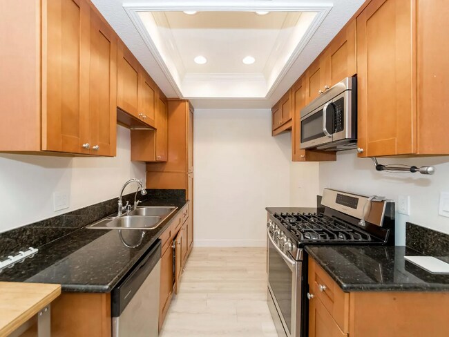 Building Photo - 431 S Kingsley Dr