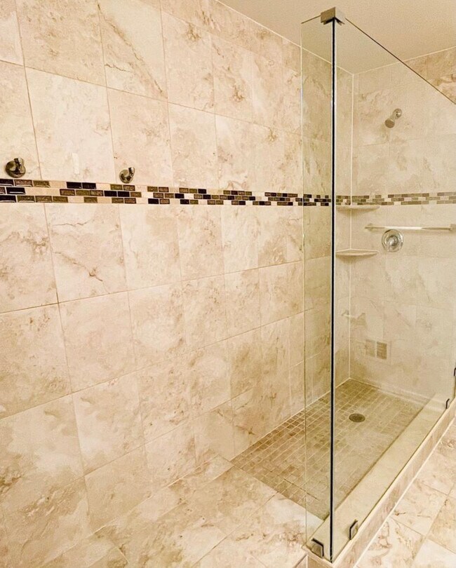 Building Photo - 3017 Chesapeake Dr