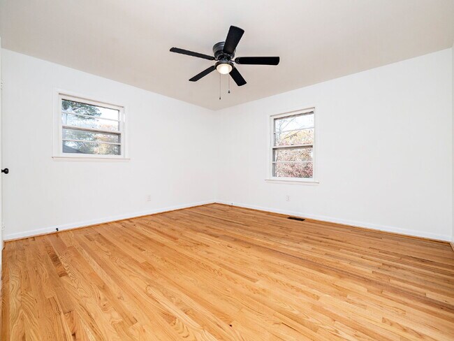 Building Photo - "Charming 3-Bed Home with Gleaming Hardwood Floors on Sheffield Road!"