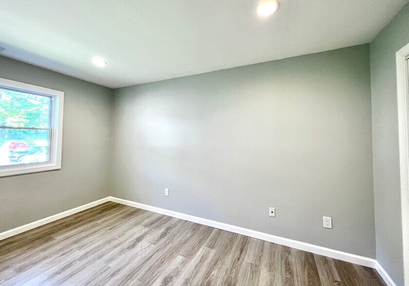 Building Photo - 171 Clark St