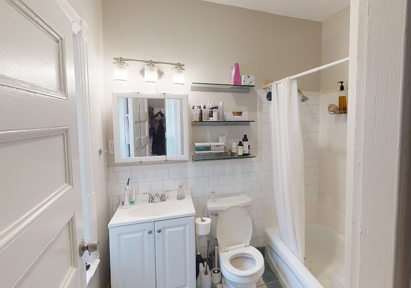 Apt 8 - 904 Massachusetts Ave
