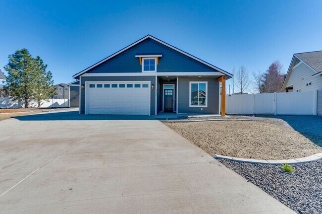 Building Photo - Newer Construction with 28X36 Shop!