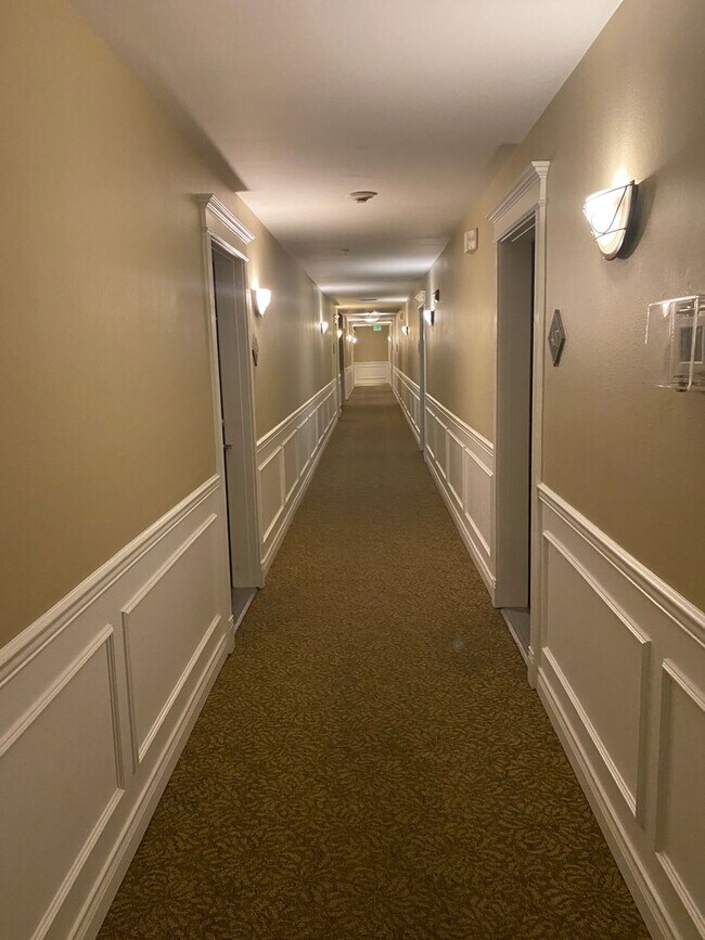 Building Photo - 2 bed/2 bath 4th Floor Unit in Cherry Creek! Covered Parking & Laundry Included!