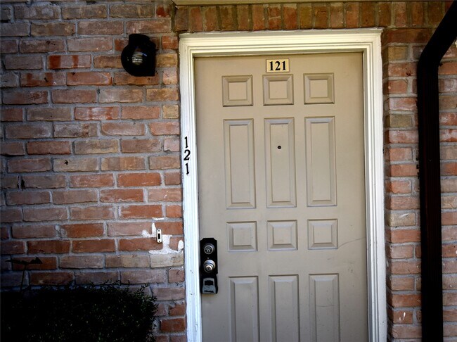 Building Photo - 2100 Wilcrest Dr